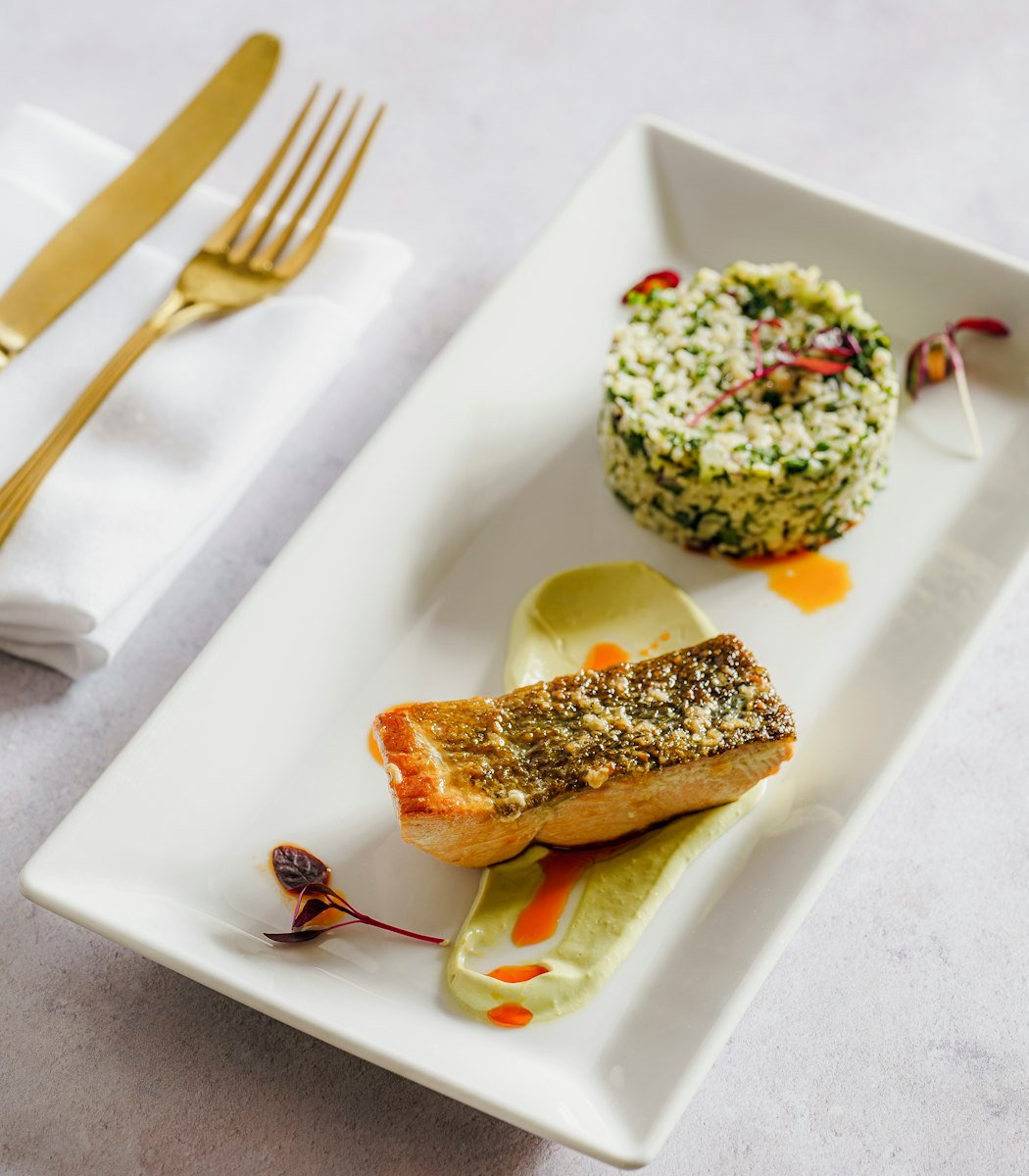 Prato de peixe grelhado do Bistrô Salmão